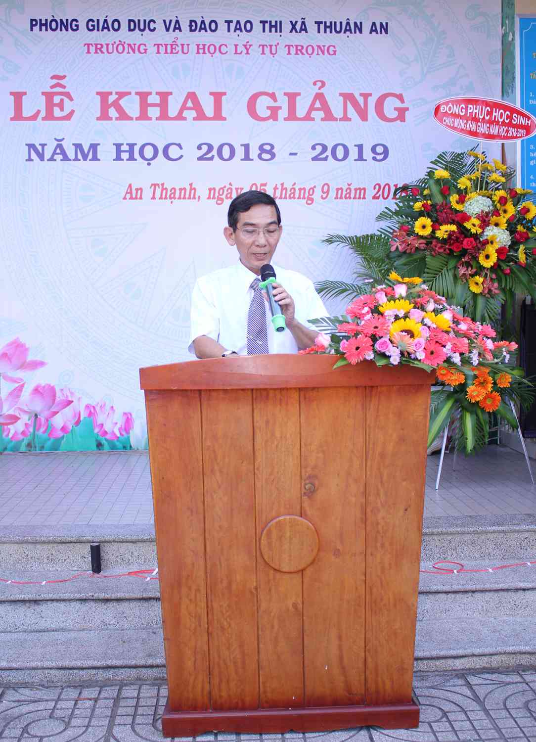 Thầy Nguyễn Thanh Tuấn- Hiệu trưởng nhà trường phát biểu khai giảng năm học mới