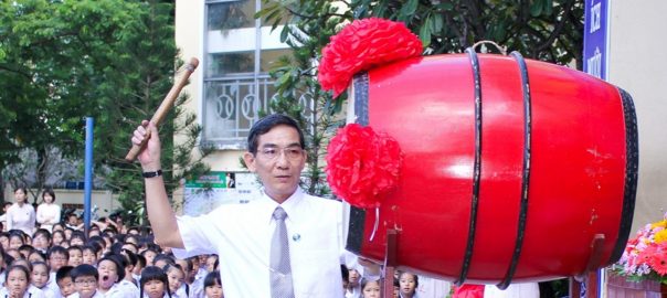 Thầy Nguyễn Thanh Tuấn – hiệu trưởng đánh hồi trống khai trường...